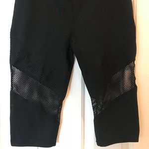 FABLETICS SHORT CAPRI WITH MESH PANELING